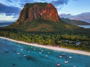 Vente de villas prestigieuses sur l'île Maurice, proposant des espaces de vie spacieux et des prestations haut de gamme en bordure de plage.